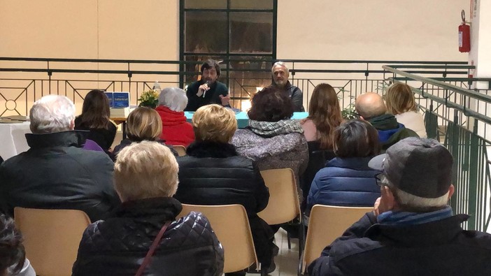 Bordighera: Mercato Coperto 'esaurito' per la presentazione del libro di Renato Frezza (Foto) Bordighera: Mercato Coperto 'esaurito' per la presentazione del libro di Renato Frezza (Foto)