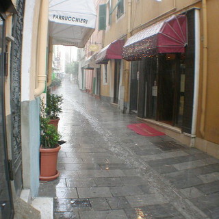 Sanremo: piogge in arrivo, in fondo a via Gaudio i commercianti hanno pulito i tombini