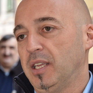 Venditori abusivi 'spariti' dalla città? La secca risposta di Gianluca Covatta alla Nuova Destra Venditori abusivi 'spariti' dalla città? La secca risposta di Gianluca Covatta alla Nuova Destra