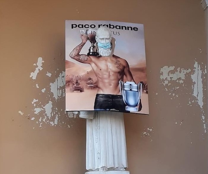 Camporosso: deturpata con un manifesto e una mascherina la statua del Padre Santo (Foto)