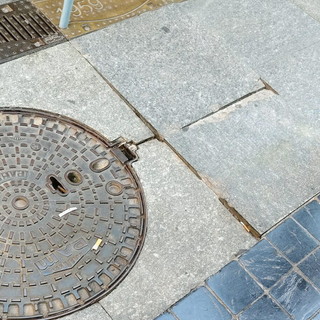 Sanremo, piastrella infossata in via Matteotti: un lettore "Già diverse persone sono cadute e si sono fatte male" (Foto) Sanremo, piastrella infossata in via Matteotti: un lettore "Già diverse persone sono cadute e si sono fatte male" (Foto)
