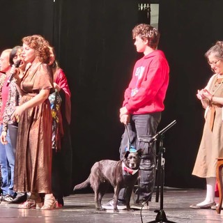 "Pasta, amore e polizia" sbarca a Bordighera: la commedia diverte il pubblico al Palazzo del Parco (Foto)