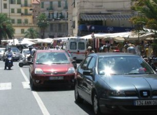 Sanremo: fatto l'accordo tra ambulanti del mercato e Quick, prove generali il 3 e 8 gennaio Sanremo: fatto l'accordo tra ambulanti del mercato e Quick, prove generali il 3 e 8 gennaio