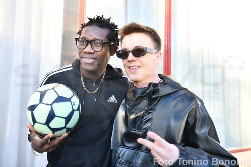 Festival di Sanremo: tra una prova e l'attesa dell'esibizione Will si allena a colpi di testa (Video)