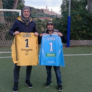 Calcio &amp; Solidarietà. FOTONOTIZIA: Cuore di Martina, donate le maglie da Enrico Pionetti di Lloris e Ochoa