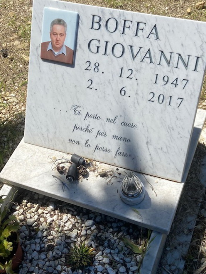 Per l'anniversario della morte del padre l'amara sorpresa di un imperiese: "Sulla sua tomba lampadine e fili bruciati"