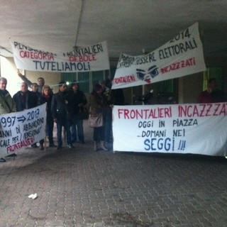 Ventimiglia: all'ufficio di collocamento si scatena la protesta dei lavoratori frontalieri Ventimiglia: all'ufficio di collocamento si scatena la protesta dei lavoratori frontalieri