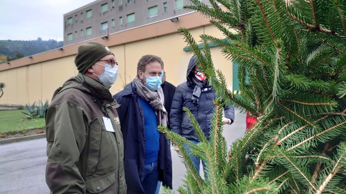 Il vice presidente Piana in visita al carcere di Sanremo: “Donato un albero di Natale, lavoriamo per portare la didattica agraria”