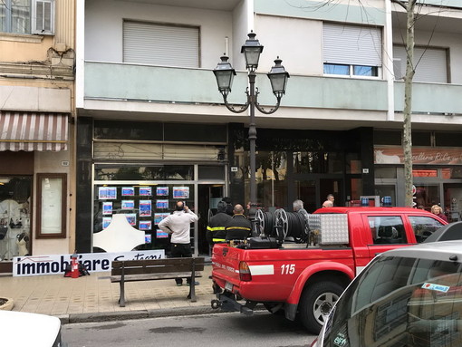 Sanremo: principio d'incendio dietro l'insegna luminosa di un'agenzia immobiliare