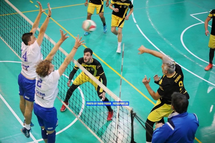 Pallavolo: vittoria al quinto set per la Grafiche Amadeo che rimane al secondo posto in classifica Pallavolo: vittoria al quinto set per la Grafiche Amadeo che rimane al secondo posto in classifica