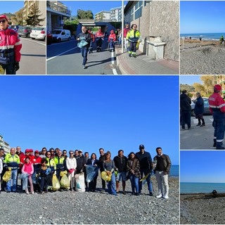 Rispettare l'ambiente e il mare, volontari in azione per &quot;Puliamo la spiaggia di Vallecrosia&quot; (Foto e video)