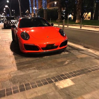 Le due auto posteggiate sul marciapiede di corso Mombello