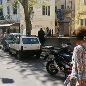 Le auto posteggiate in divieto di sosta in piazza San Sebastiano