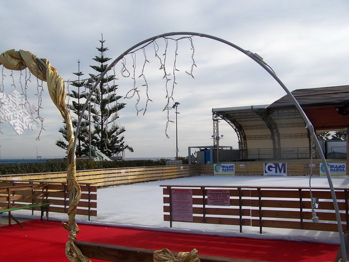 Iat aperto e inaugurazione della pista di pattinaggio A Diano Marina le festività natalizie entrano nel vivo Iat aperto e inaugurazione della pista di pattinaggio A Diano Marina le festività natalizie entrano nel vivo