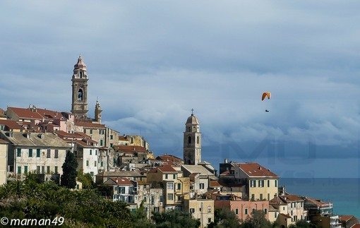 Cervo: oggi sul piccolo borgo lo spettacolo del parapendio immortalato dalle foto di Marcello Nan