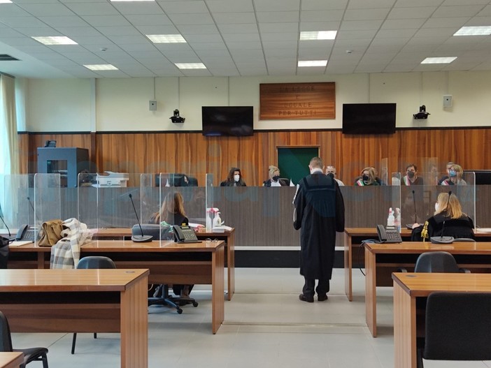 Diano Marina, vede il figlio fumare una sigaretta e gli tira un pugno: per la Procura il 59enne alla sbarra va condannato a 3 mesi di carcere