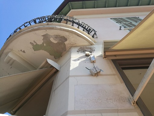 Bordighera: camion passa e distrugge insegna di una farmacia, si cercano testimoni dell'accaduto