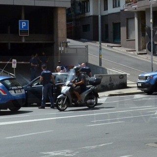 Sanremo: intervento della Polizia in via Pietro Agosti, fermati 4 francesi con droga in auto Sanremo: intervento della Polizia in via Pietro Agosti, fermati 4 francesi con droga in auto
