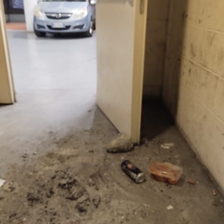 Sanremo: accendono un fuoco e mangiano dentro il Palafiori, poi lasciano tutto sporco (Foto)