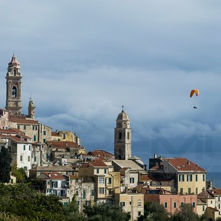 Cervo: oggi sul piccolo borgo lo spettacolo del parapendio immortalato dalle foto di Marcello Nan