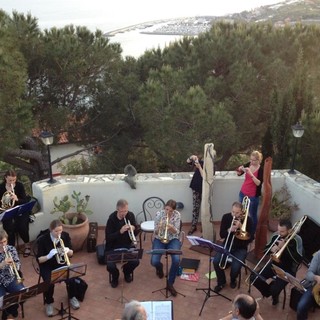 Indovina chi viene a Cena? A Villa Biener di Cipressa, un'intera orchestra improvvisa un concerto