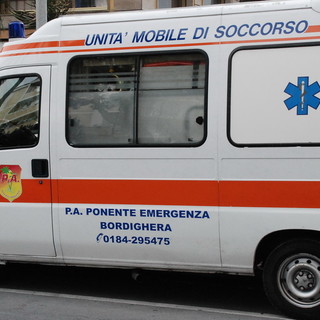 Bordighera: finisce contro un'automobile posteggiata, 31enne ferito lievemente