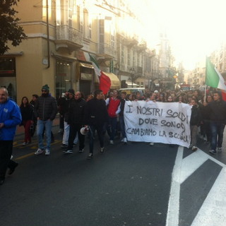 Ventimiglia: ai lavoratori frontalieri si sono uniti anche gli studenti e la gente comune, corteo in tutta la città
