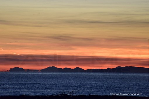 Anche questa mattina la Corsica visibile dalla nostra costa: le foto scattate da Tonino Bonomo