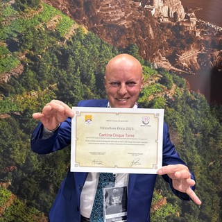 Vinitaly 2025, il vicepresidente Alessandro Piana consegna il premio "viticoltore etico"