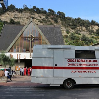 Ventimiglia: approntato oggi pomeriggio l'ambulatorio 'mobile' della Croce Rossa di fronte a Sant'Antonio Ventimiglia: approntato oggi pomeriggio l'ambulatorio 'mobile' della Croce Rossa di fronte a Sant'Antonio
