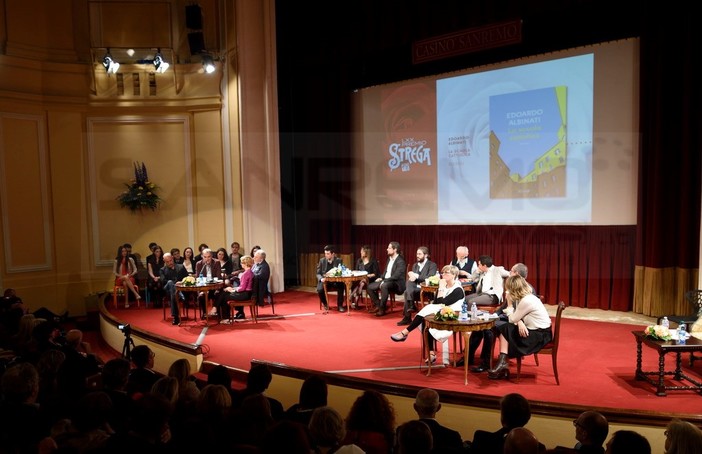 Sanremo: le più belle foto della serata di ieri dedicate al 'Premio Strega', teatro del Casinò esaurito Sanremo: le più belle foto della serata di ieri dedicate al 'Premio Strega', teatro del Casinò esaurito