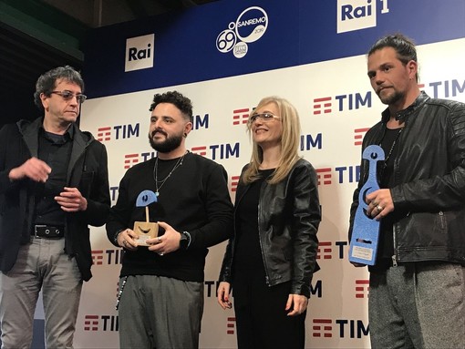 #Sanremo2019: Enrico Nigiotti e Saita ricevono il premio Lunezia #Sanremo2019: Enrico Nigiotti e Saita ricevono il premio Lunezia