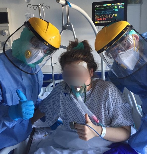 Da Genova una buona notizia: donna di 27 anni Covid positiva è stata stubata oggi e sta meglio Da Genova una buona notizia: donna di 27 anni Covid positiva è stata stubata oggi e sta meglio