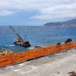 Sanremo: iniziano i lavori per la scogliera di fronte a 'La Vesca', ecco il 'pontone' in azione (Foto e Video)