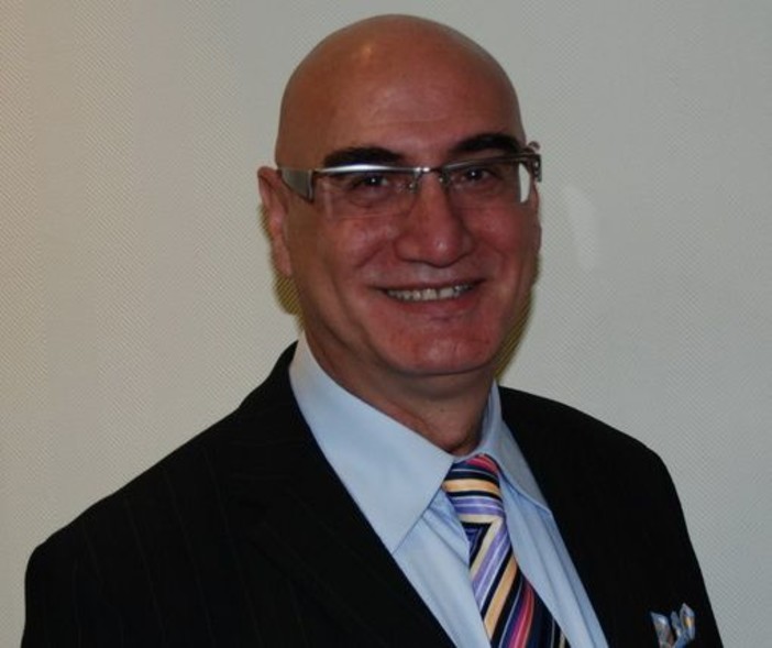 '12 uomini' in scena a Ventimiglia, Elio Marchese: "Lo spettacolo benefico è un omaggio a Pino Riotto" (Foto) '12 uomini' in scena a Ventimiglia, Elio Marchese: "Lo spettacolo benefico è un omaggio a Pino Riotto" (Foto)