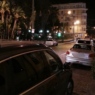 Sanremo: parcheggio 'selvaggio' in via Asquasciati con molti posti liberi nei posteggi del centro Sanremo: parcheggio 'selvaggio' in via Asquasciati con molti posti liberi nei posteggi del centro
