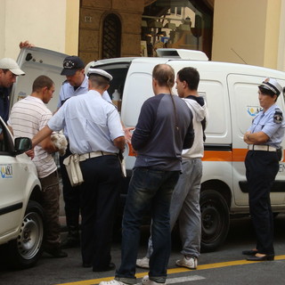 Imperia: chiedevano soldi sotto i portici di Oneglia con un cucciolo di cane, identificati e multati 2 cittadini rumeni
