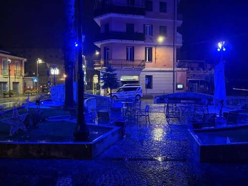 Piazza della Stazione illuminata di blu, Vallecrosia aderisce alla Giornata nazionale delle vittime civili delle guerre e dei conflitti nel mondo (Foto)