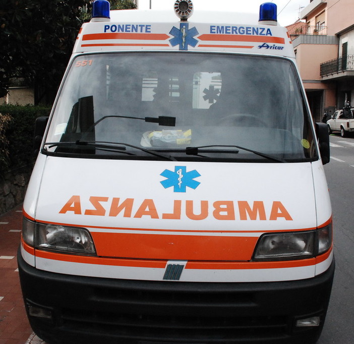 Bordighera: 72enne cade dalla scale di casa, trasportata in ospedale in gravi condizioni
