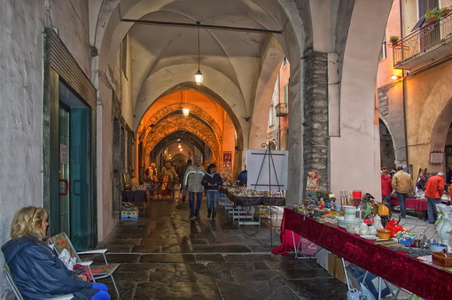 Pieve di Teco: tradizionale mercatino dell'antiquariato lungo le strade del borgo