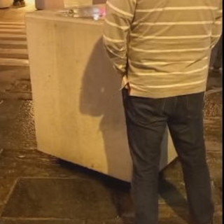 Sanremo: ci lamentiamo tanto per la pulizia e il decoro e poi c'è chi fa la pipì in mezzo alla strada... appena lavata (Video)