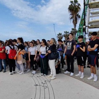Sanremo: studenti da tutta la provincia per ripulire il lungomare dai rifiuti (foto e video)