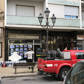 Sanremo: principio d'incendio dietro l'insegna luminosa di un'agenzia immobiliare Sanremo: principio d'incendio dietro l'insegna luminosa di un'agenzia immobiliare