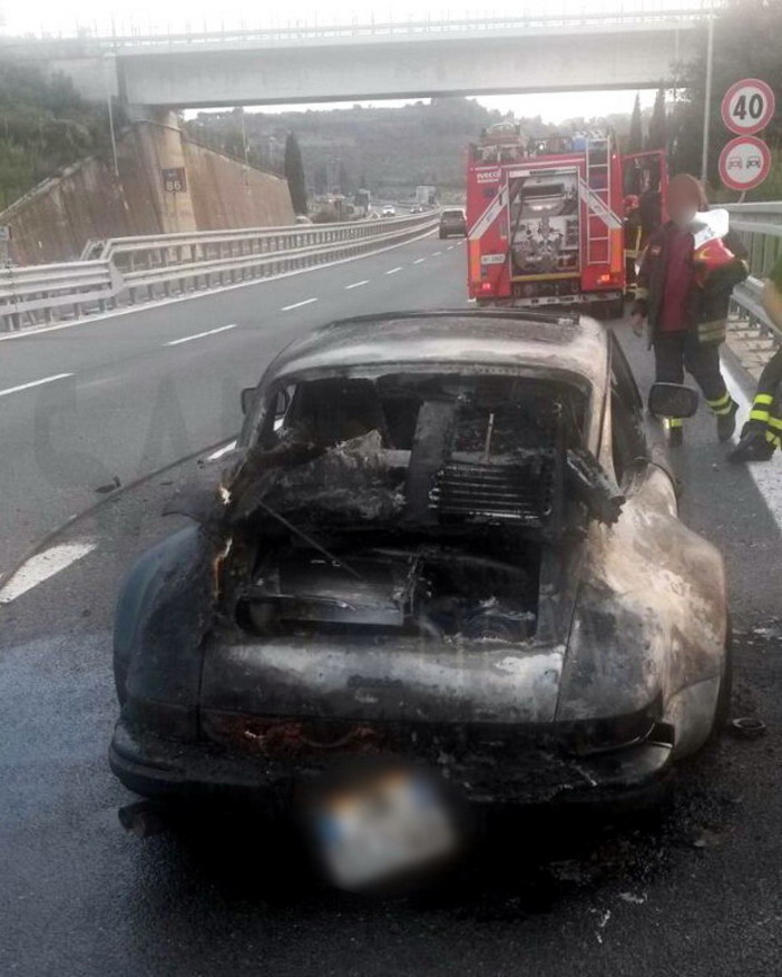 L'auto bruciata L'auto bruciata