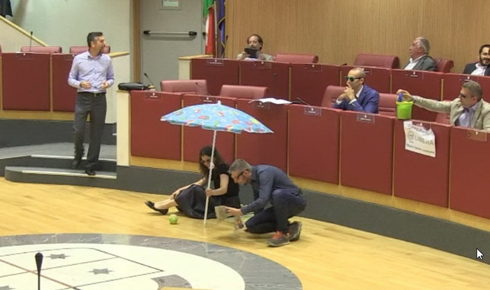 La clamorosa protesta del M5S Liguria contro il DDL 91 sulle spiagge libere attrezzate. "Presto non rimarrà un solo metro quadrato di costa libera in Liguria" La clamorosa protesta del M5S Liguria contro il DDL 91 sulle spiagge libere attrezzate. "Presto non rimarrà un solo metro quadrato di costa libera in Liguria"