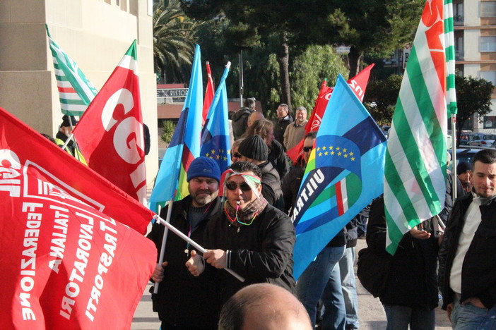 Imperia: continua la protesta dei lavoratori dell'EcoImperia davanti al comune, disagi in città per lo sciopero