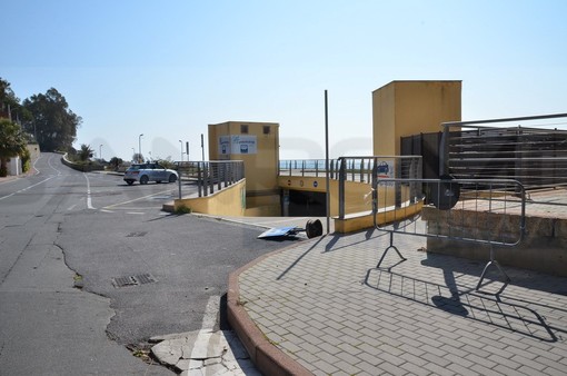 Ospedaletti: il parcheggio di Area 24 allagato, chiuso alle auto e nel degrado. Costruzione malfatta e vandali sempre in azione
