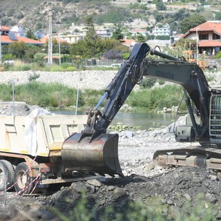 Arma di Taggia: iniziati i lavori del Genio Guastatori per la 'Camera di sicurezza' attorno alla bomba (Foto) Arma di Taggia: iniziati i lavori del Genio Guastatori per la 'Camera di sicurezza' attorno alla bomba (Foto)