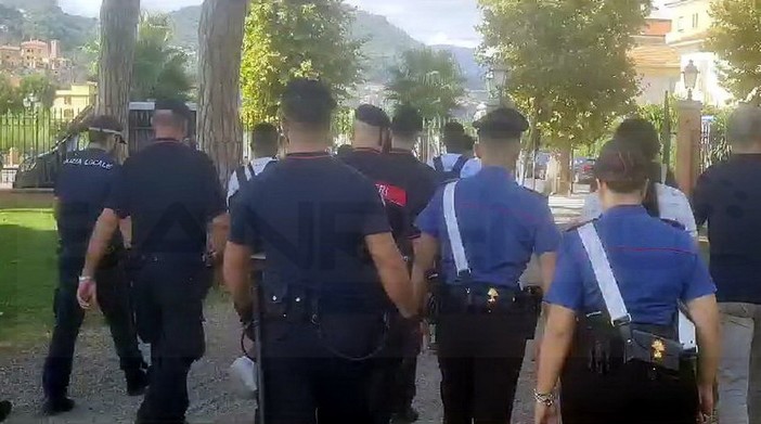 Ventimiglia: maxi pattuglione in centro, in città circa 500 migranti e possibili molti arrivi da Lampedusa (Foto e Video) Ventimiglia: maxi pattuglione in centro, in città circa 500 migranti e possibili molti arrivi da Lampedusa (Foto e Video)