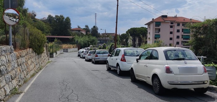 Sanremo: parcheggio 'selvaggio' in strada Borgo Tinasso, la reazione della nostra lettrice Paola